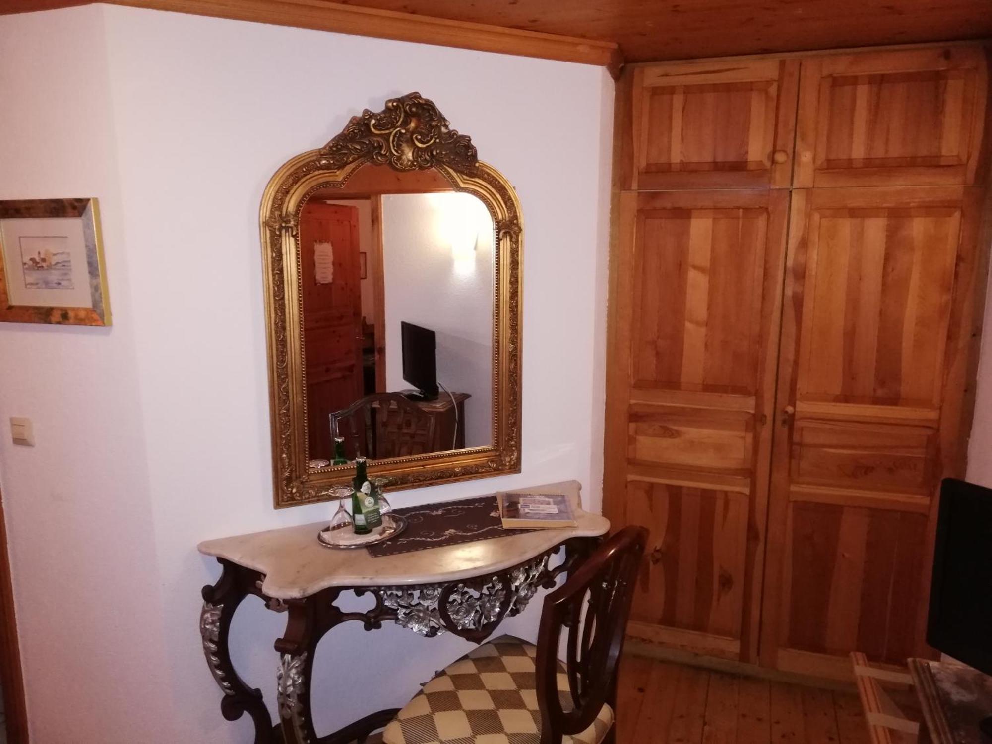 Alte Schreinerei-Auberge Harlekin Randegg Стая снимка